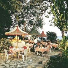 Poseidonia Beach 4*